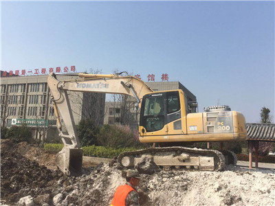 小松200挖掘機